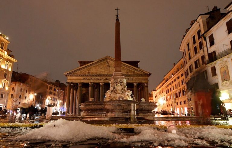 Roma Un Improvvisa Grandinata Irrompe Sulla Capitale Seguita Poi Da Un Vento Fortissimo Oggi Notizie