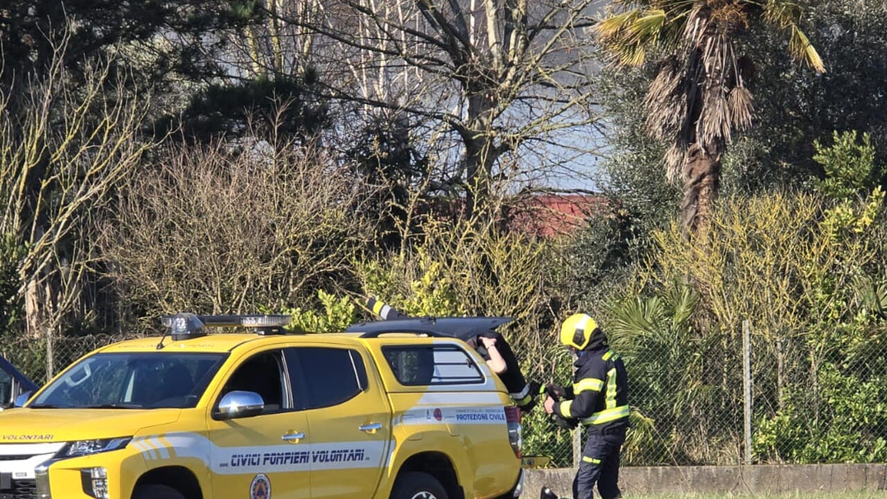 Garage a fuoco a Cavallino, civici pompieri per i soccorsi con i vigili del fuoco